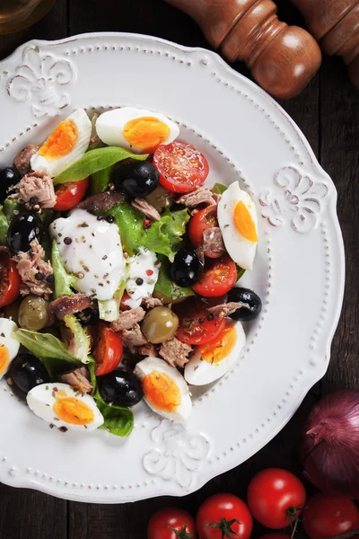 Nicoise salát s vejci a tuňákem — Stock fotografie