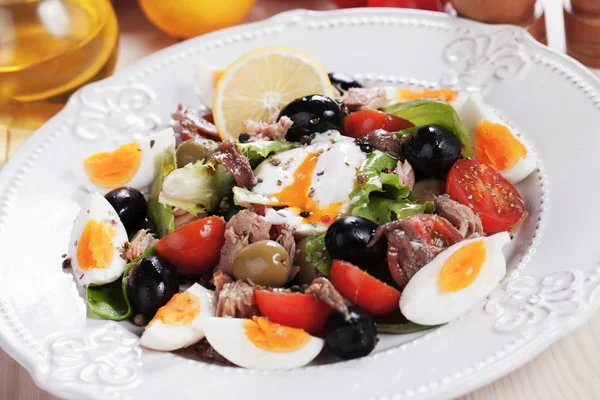 Salat Nicoise mit Eiern und Thunfisch — Stockfoto