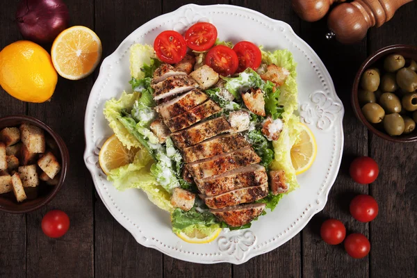 Bife de frango grelhado com salada de césar — Fotografia de Stock