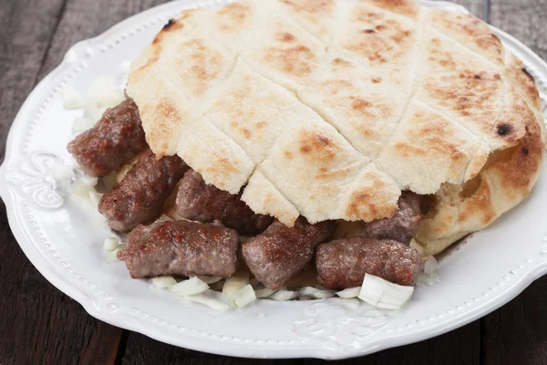 Cevapcici、ボスニアおよびヘルツェゴビナのひき肉のケバブ — ストック写真