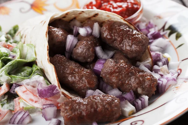 Cevapcici, боснийский шашлык из мяса — стоковое фото