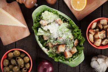 Sezar salatası marul, kruton ve parmesan peyniri ile