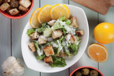 Sezar salatası marul, kruton ve peynir ile