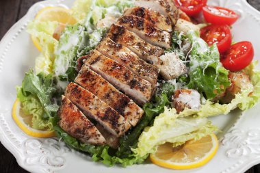 Izgara tavuk biftek Sezar salatası ile