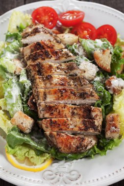 Izgara tavuk biftek Sezar salatası ile