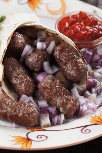 Cevapcici, kebab bosnio en pan de pita — Foto de Stock