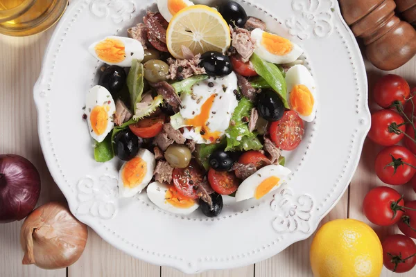 Salada Nicoise com atum e ovos cozidos — Fotografia de Stock