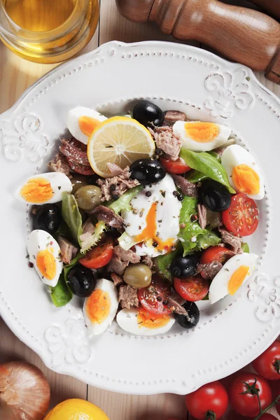 Sallad Niçoise med ägg och tonfisk — Stockfoto