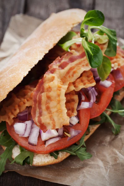 Sandwich mit gebratenem Speck — Stockfoto