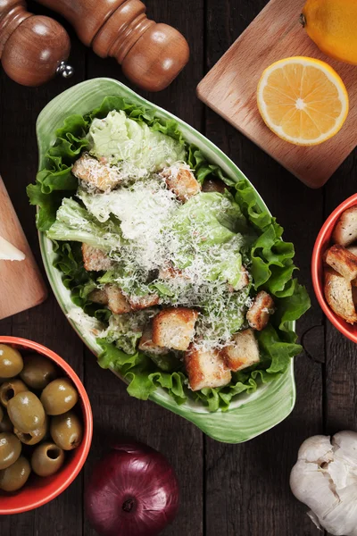 Ensalada César con lechuga, croutons y queso —  Fotos de Stock