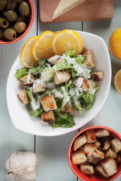 Caesar-Salat mit Zitrone — Stockfoto