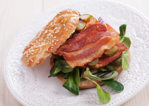 Бутерброд з беконом з помідорами та соліннями — стокове фото
