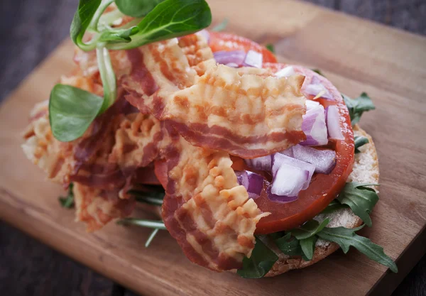 Sandwich de tocino con ensalada de tomate y cohete — Foto de Stock