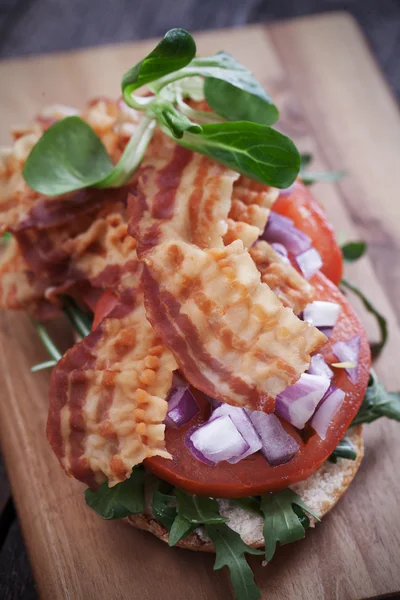 Specksandwich mit Tomaten-Rucola-Salat — Stockfoto
