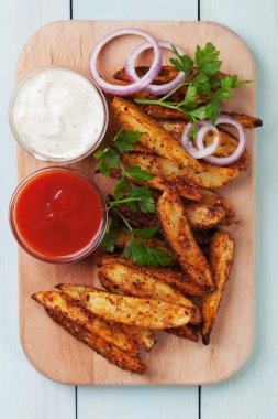 kavrulmuş patates dilimleri