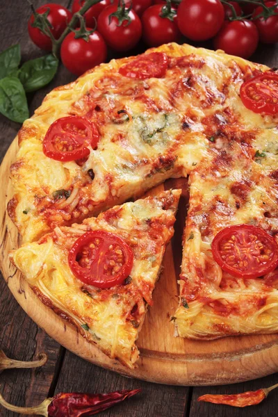 Макаронная пицца — стоковое фото