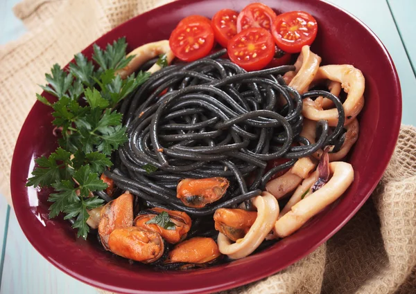 Макароны с чёрными спагетти — стоковое фото