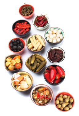 Salatalık turşu, zeytin, soğan ve sebze