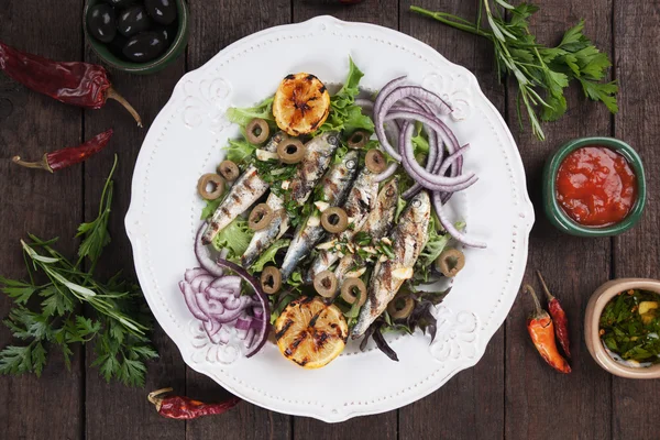 Peixe sardinha grelhado com limão e cebola — Fotografia de Stock