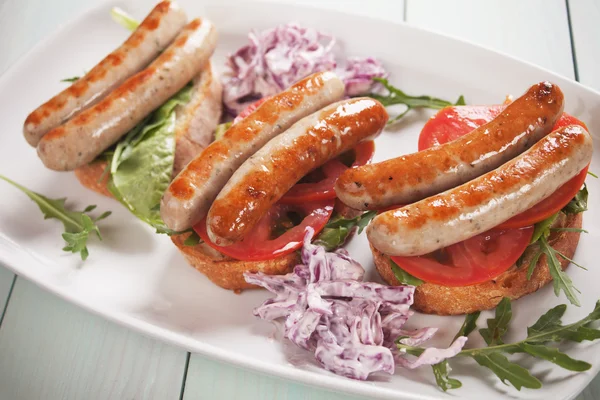Sandwich alla griglia con salsiccia — Foto Stock