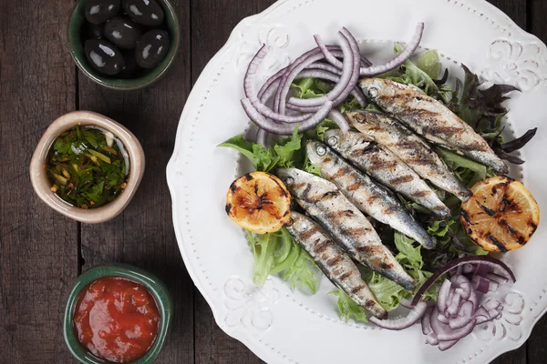Ryby grilované sardinky s hlávkovým salátem a cibulkou — Stock fotografie