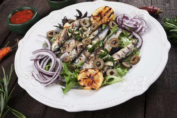 Pescado de sardina a la parrilla con lechuga y aceitunas —  Fotos de Stock