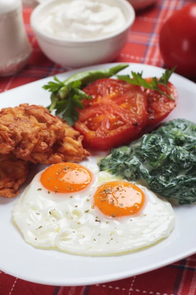 Жареное яйцо на завтрак — стоковое фото