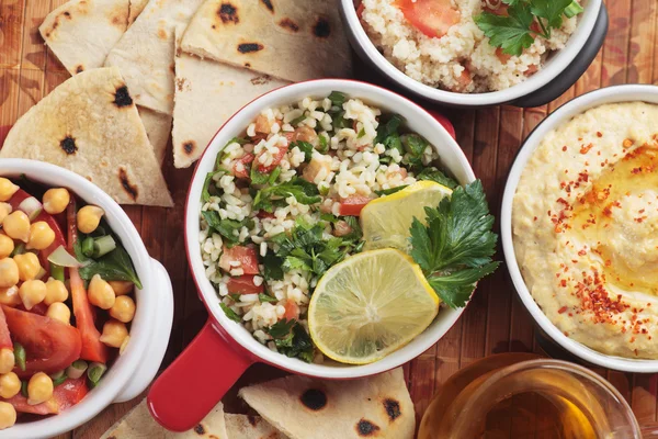 Tabbouleh, ensalada de bulgur de Oriente Medio — Foto de Stock