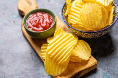 Patates cipsi ya da cips, kasede servis edilen tuzlu abur cubur.