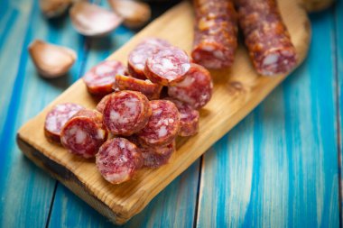 Haşlanmış domuz eti sosisi, sucuk ve sosise benzer.