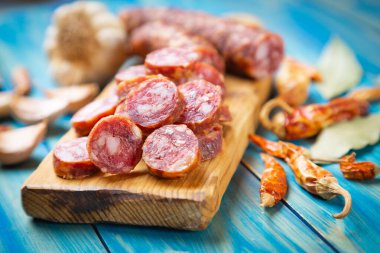 Haşlanmış domuz eti sosisi, sucuk ve sosise benzer.