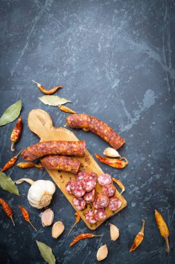 Haşlanmış domuz eti sosisi, sucuk ve sosise benzer.