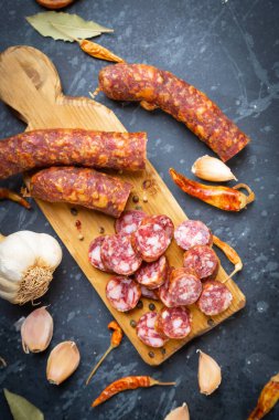 Haşlanmış domuz eti sosisi, sucuk ve sosise benzer.