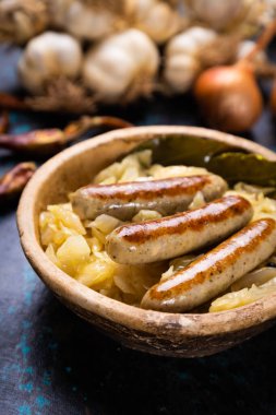 Lahana ya da lahana turşusuyla servis edilen ızgara Alman sosisi.