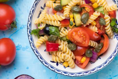 Bir kase taze sebzeli fusili makarna salatası.