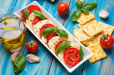 Peynirli, domatesli ve fesleğenli taze İtalyan caprese salatası.