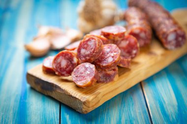 Haşlanmış domuz eti sosisi, sucuk ve sosise benzer.