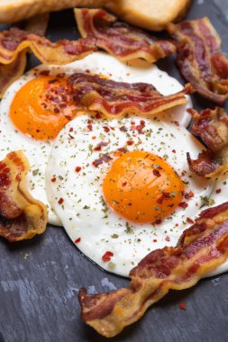 Tavada pastırmalı kızarmış yumurta.