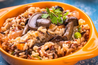 Risotto ya da mantar ve sebzeli pilav.