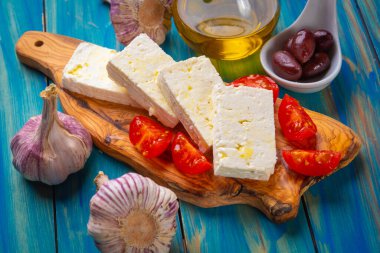 Kalamata zeytinli ve otlu Yunan peyniri dilimleri