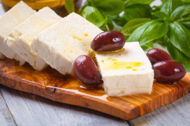 Kalamata zeytinli ve otlu Yunan peyniri dilimleri