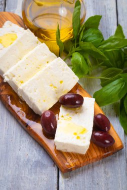 Kalamata zeytinli ve otlu Yunan peyniri dilimleri