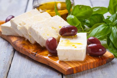 Kalamata zeytinli ve otlu Yunan peyniri dilimleri