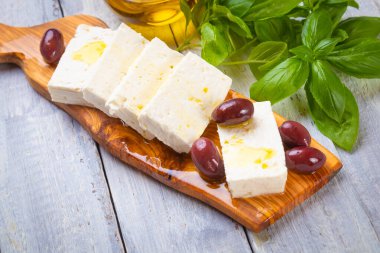 Kalamata zeytinli ve otlu Yunan peyniri dilimleri
