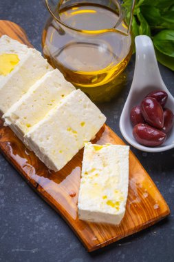 Kalamata zeytinli ve otlu Yunan peyniri dilimleri