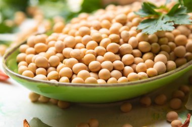 Bir kase kuru soya fasulyesi, popüler yemek malzemesi.