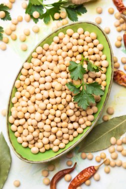 Bir kase kuru soya fasulyesi, popüler yemek malzemesi.