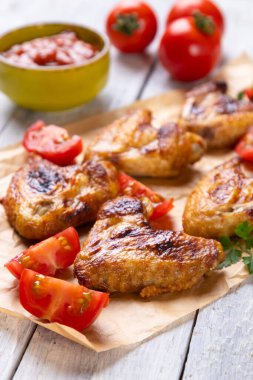 Izgara ya da kızarmış baharatlı tavuk kanadı ve bbq sosu.