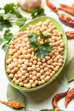 Bir kase kuru soya fasulyesi, popüler yemek malzemesi.