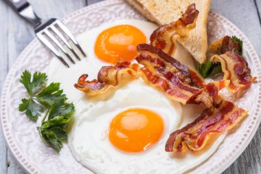 Tavada pastırmalı kızarmış yumurta.